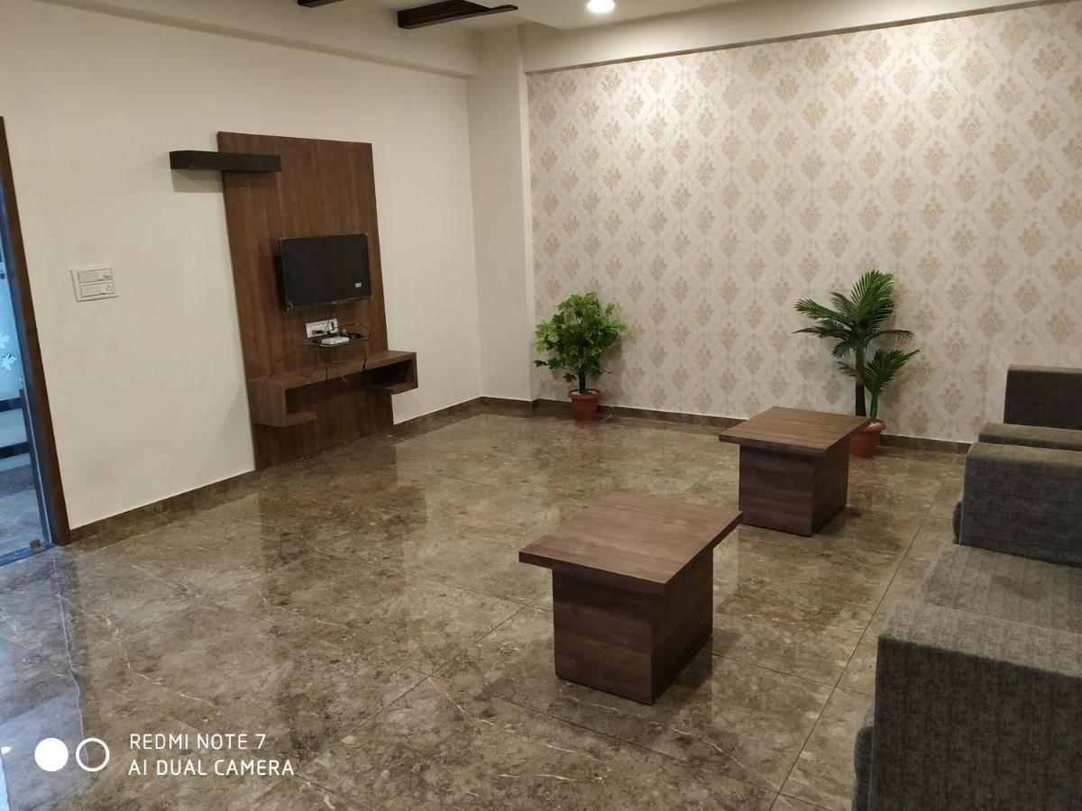 Hotel Krishna Palace Ānand エクステリア 写真