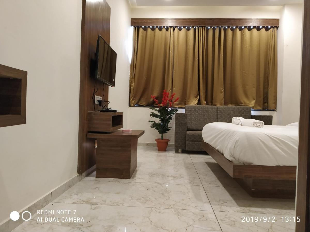 Hotel Krishna Palace Ānand エクステリア 写真