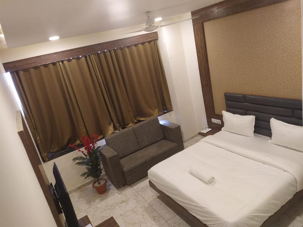Hotel Krishna Palace Ānand エクステリア 写真