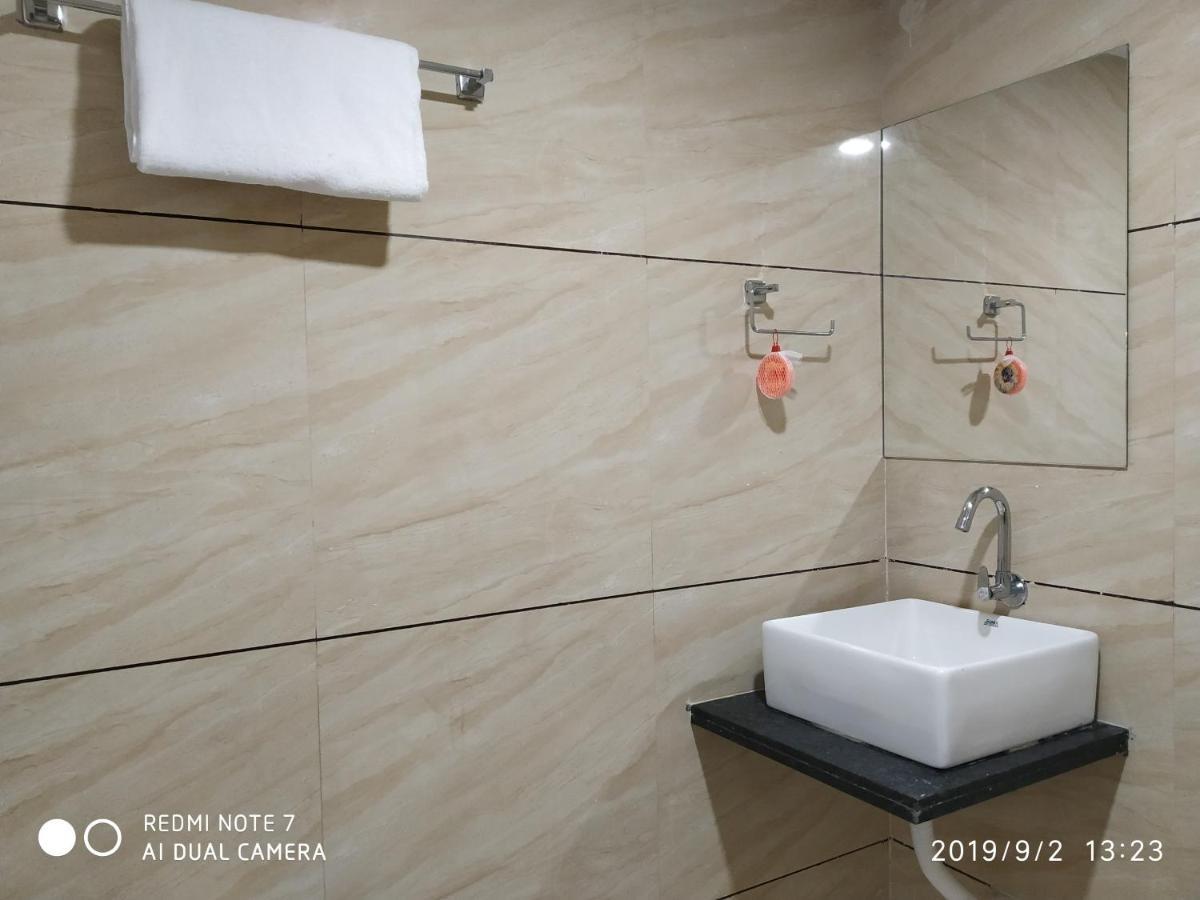 Hotel Krishna Palace Ānand エクステリア 写真