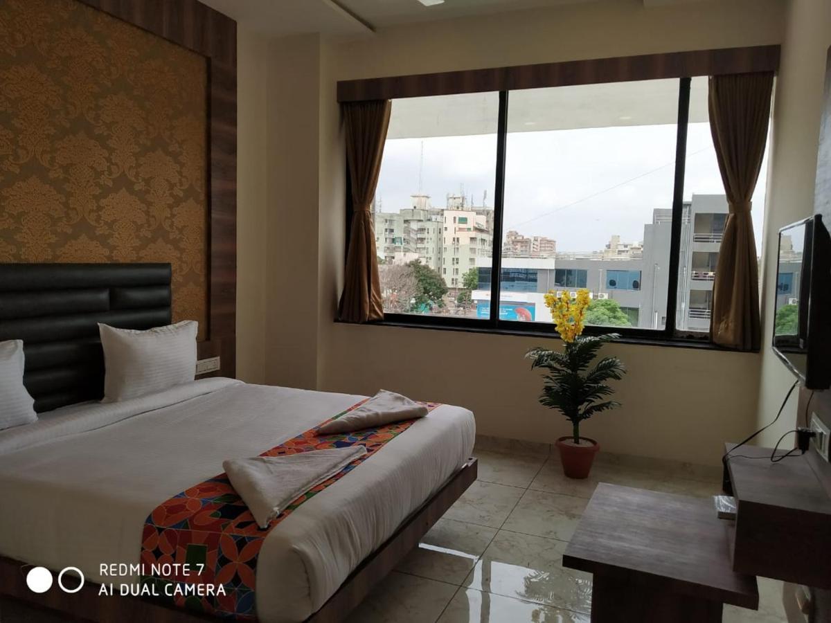Hotel Krishna Palace Ānand エクステリア 写真