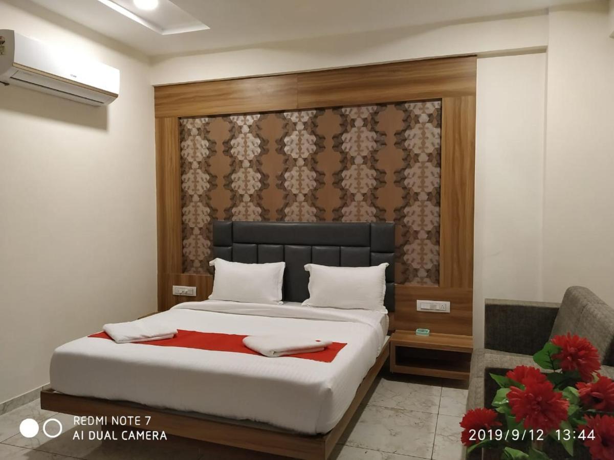 Hotel Krishna Palace Ānand エクステリア 写真