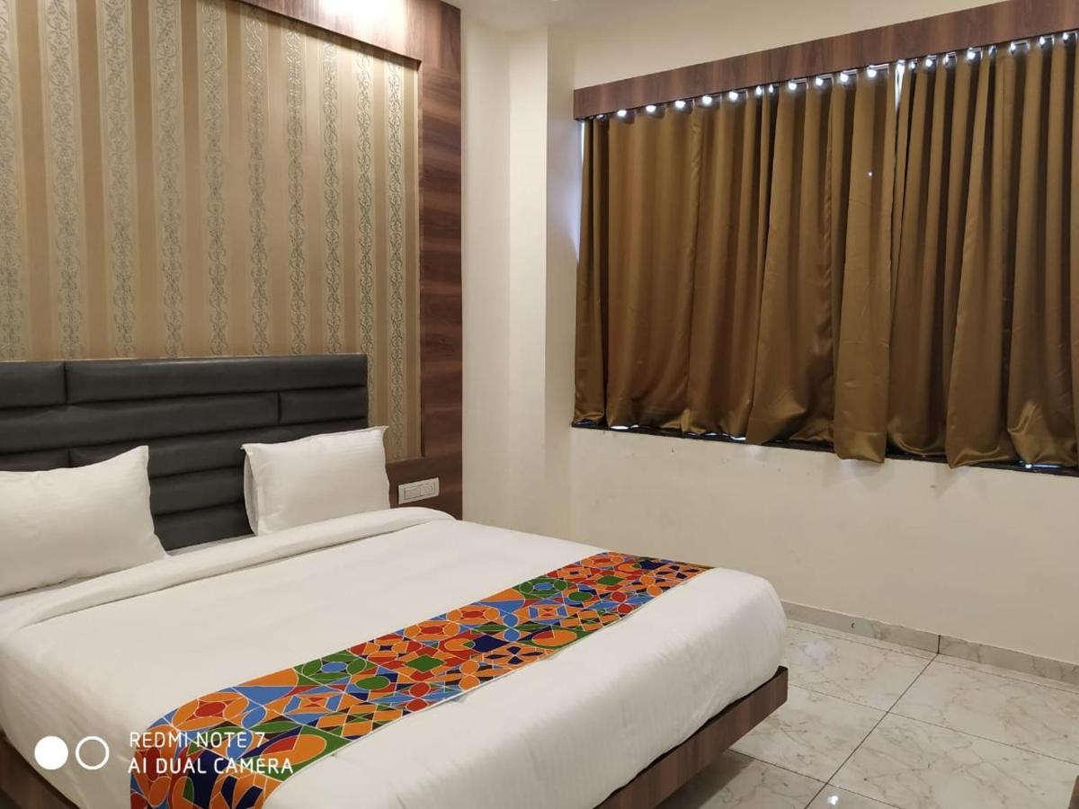 Hotel Krishna Palace Ānand エクステリア 写真