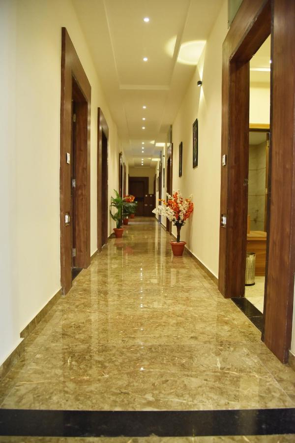 Hotel Krishna Palace Ānand エクステリア 写真
