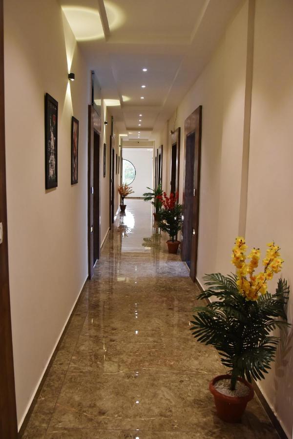 Hotel Krishna Palace Ānand エクステリア 写真