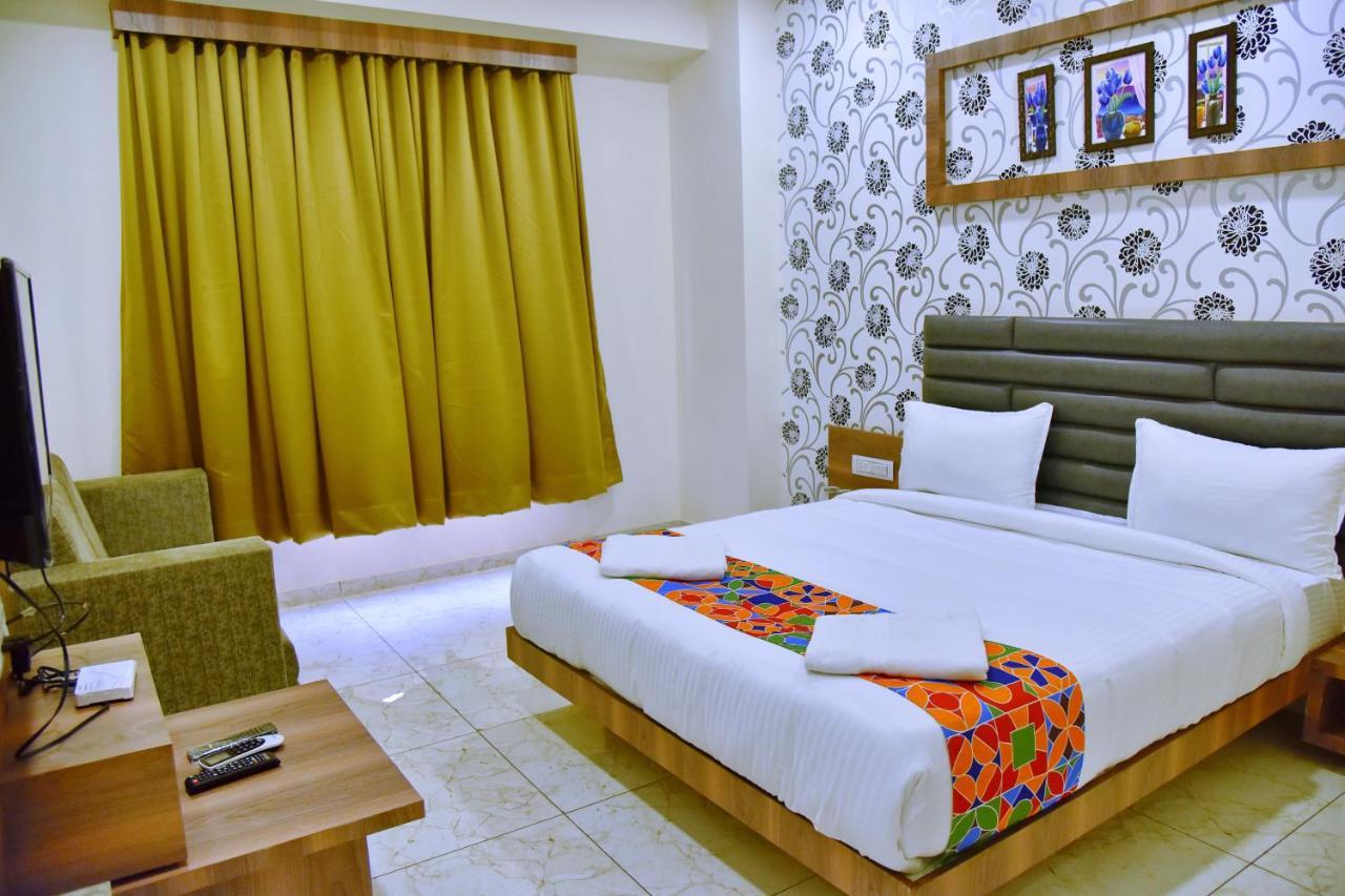 Hotel Krishna Palace Ānand エクステリア 写真